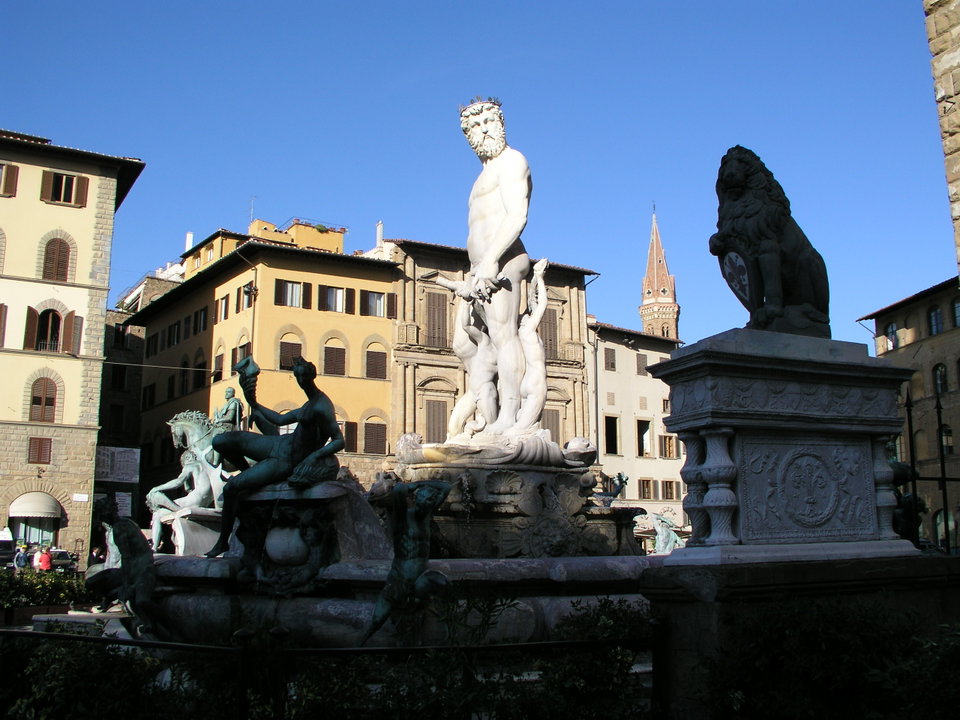 Fontana del Nettuno is Under Wraps