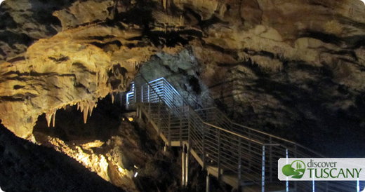 Discovering the caves of the Antro del Corchia