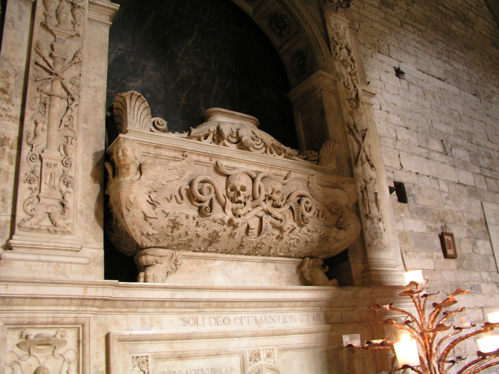 Built along the Arno River, Santissimi Apostoli