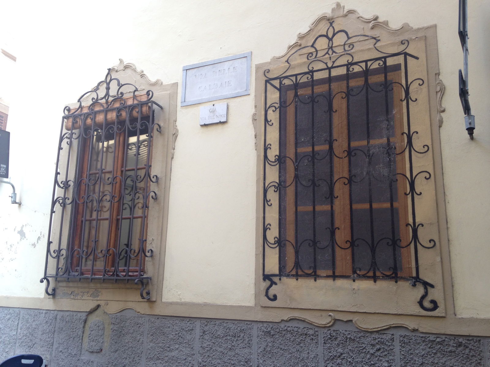 Charming details in Diladdarno, the other side of the Arno River :: Visit Florence