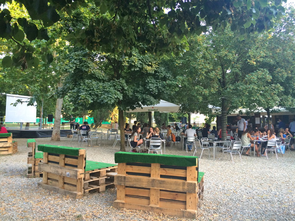 Summer outdoor spaces for an evening as a Florentine