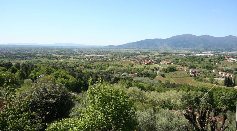 The valley and mountains near Montecarlo and Lucca