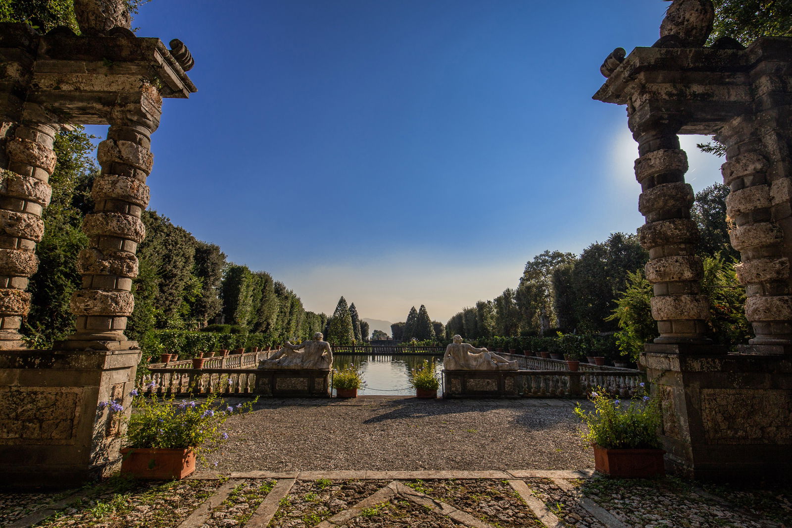 Villa Reale in Marlia, Lucca: Over 200 vases with lemon trees in the Lemon garden line this pond