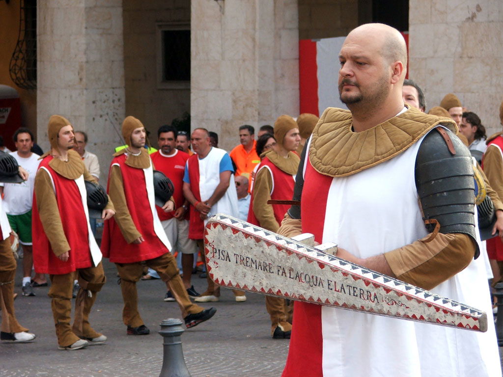Corteo in costumi spagnoli tradizionali