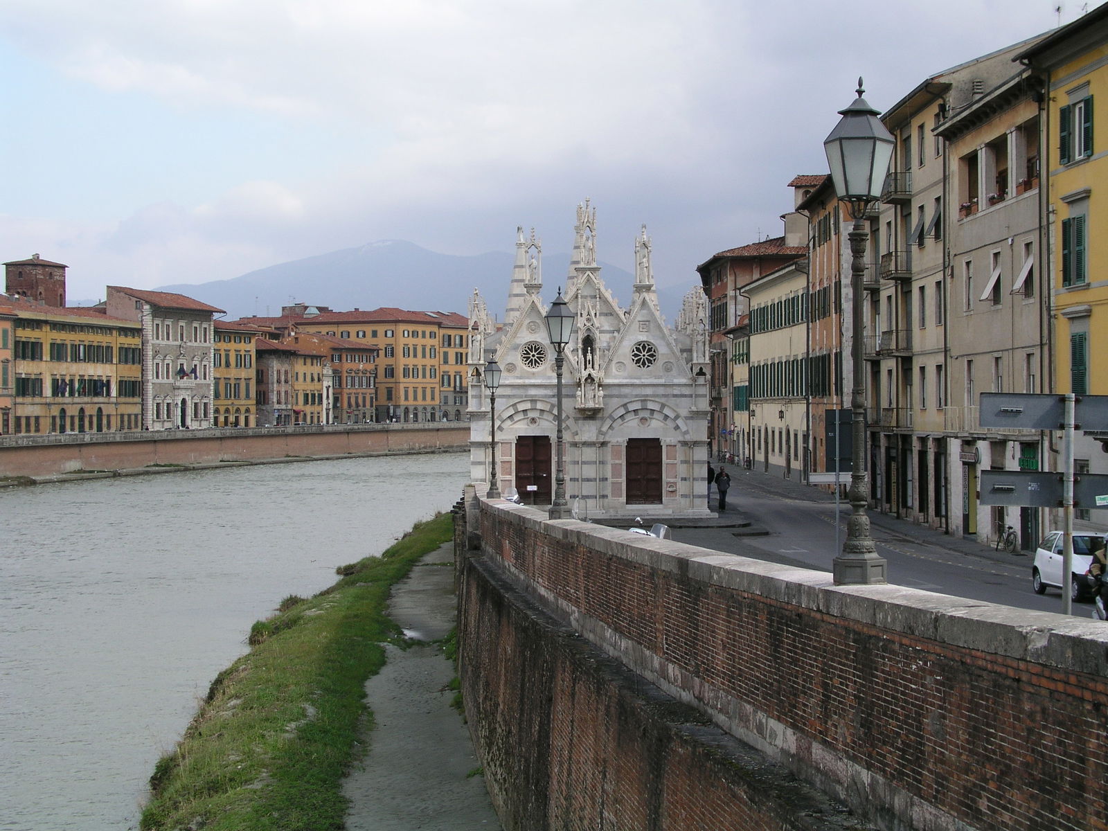 Mattinata di sole sul lungarno pisano 