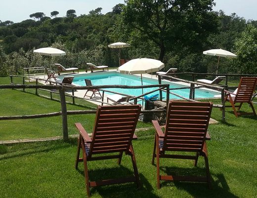 Agriturismo La Tinaia surrounded by vineyards in hills near Florence
