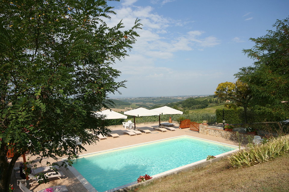 Le Pianore: Vineyard Views & Tuscan Hospitality