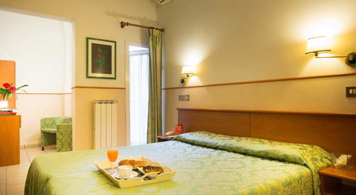 Hotel Montreal - Close to the SMN Train Station