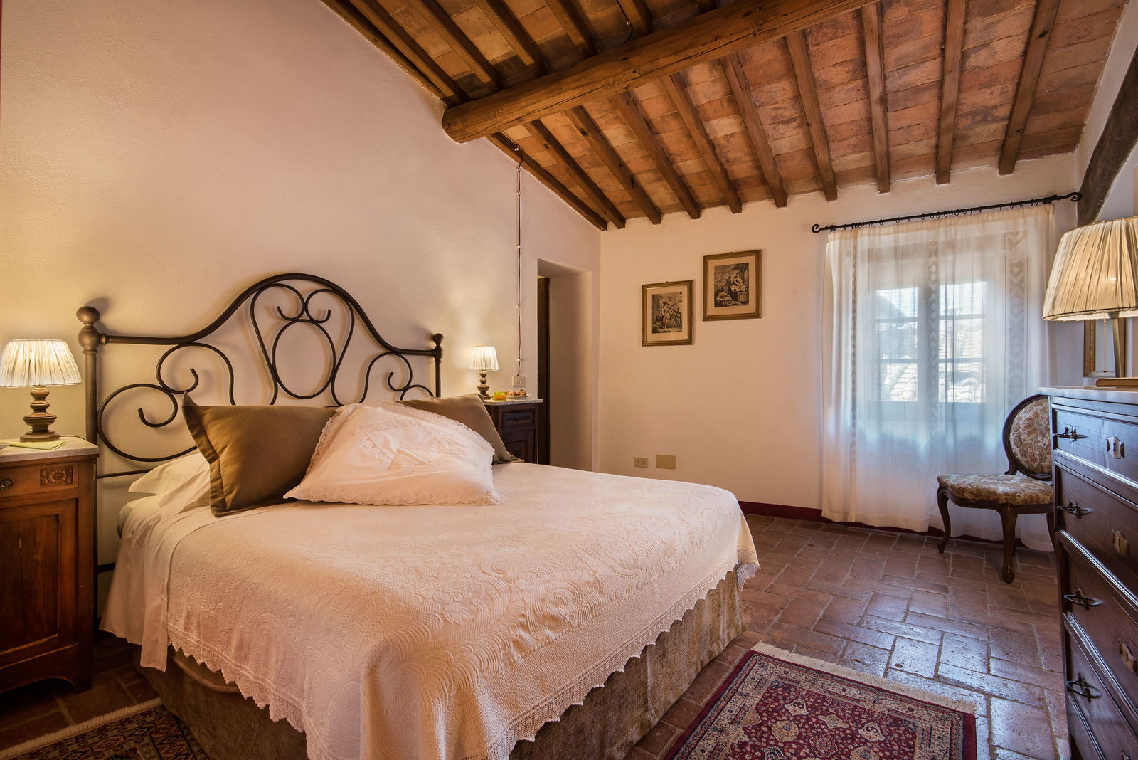 Arredo romantico ed esclusivo e bagni spaziosi al Casolare Libbiano