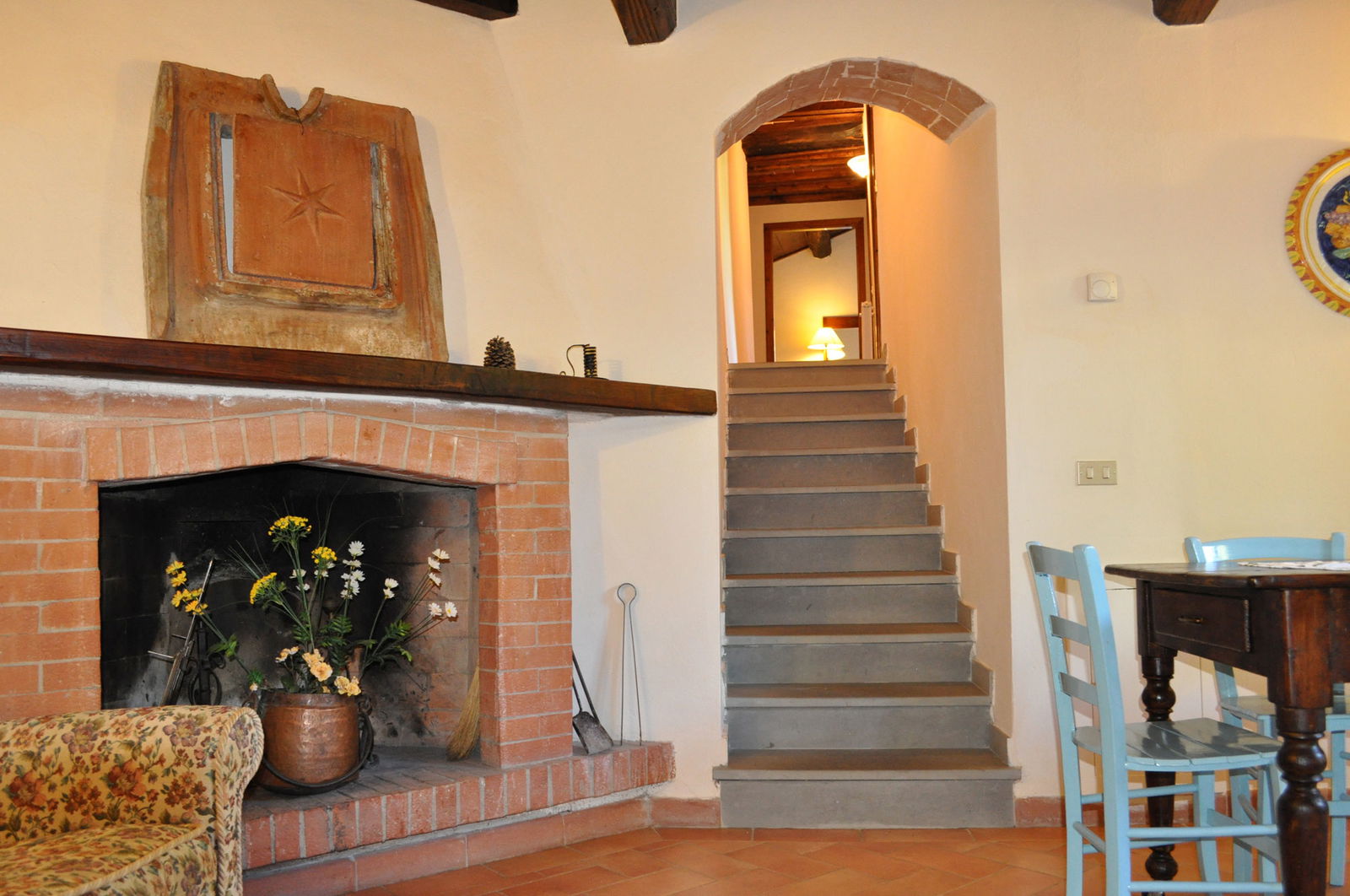 Living room with fireplace at Apartment Cinciallegra