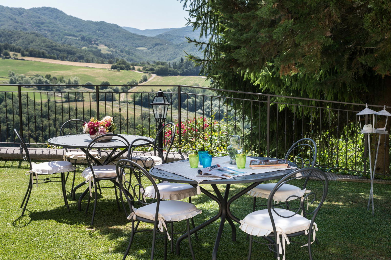 The relaxing green garden at Fattoria i Ricci