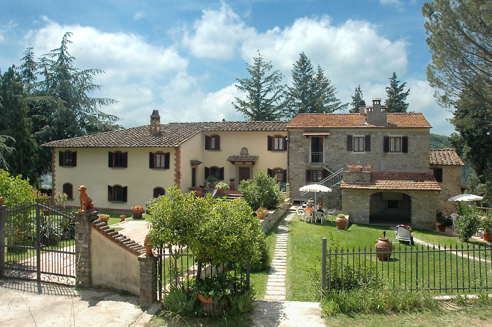 Fenced yards at Fattoria il Lago