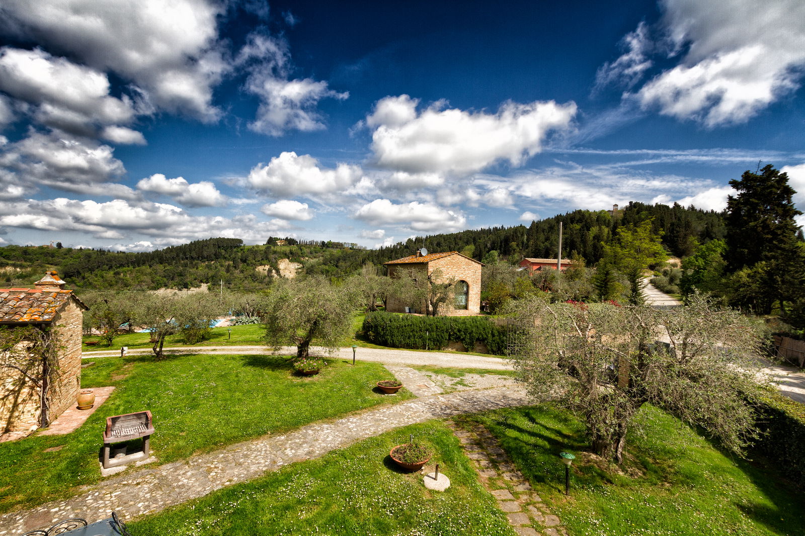 Large green gardens and trails at Agriturismo Montalbino