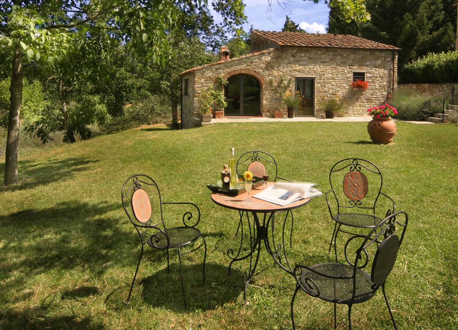 Sunny garden with a prefumed garden and lots of silence at Poggio al Sole B&B near Fiesole in Florence