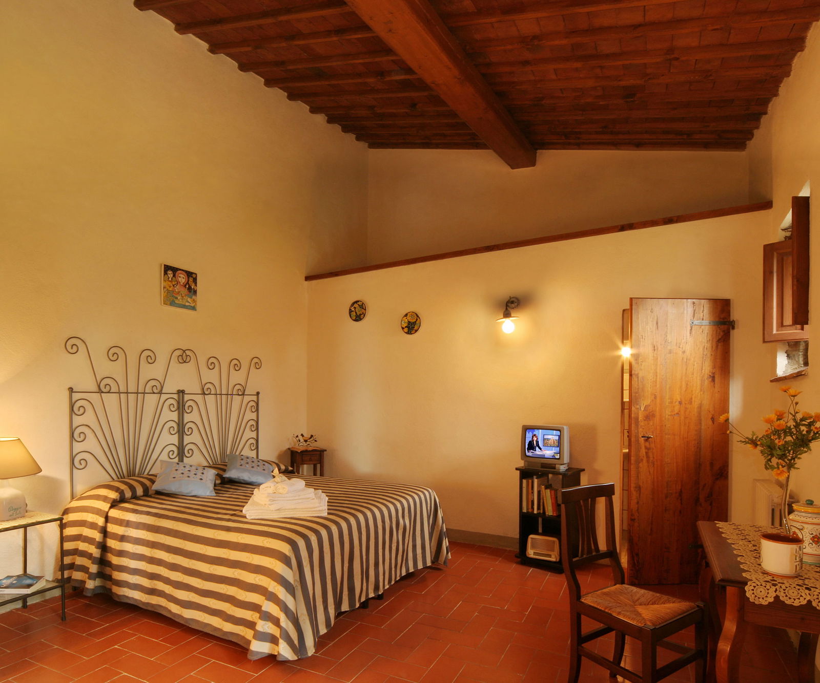Large double bedroom at B&B Poggio al Sole