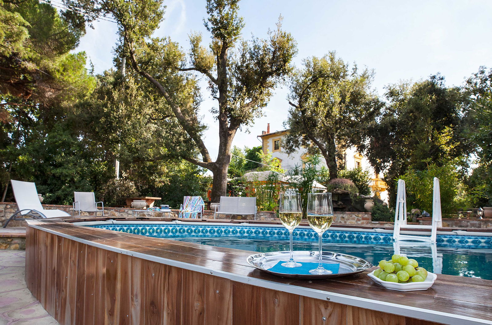 Villa il Palazzino: il romanticismo di un prosecco sorseggiato a bordo piscina