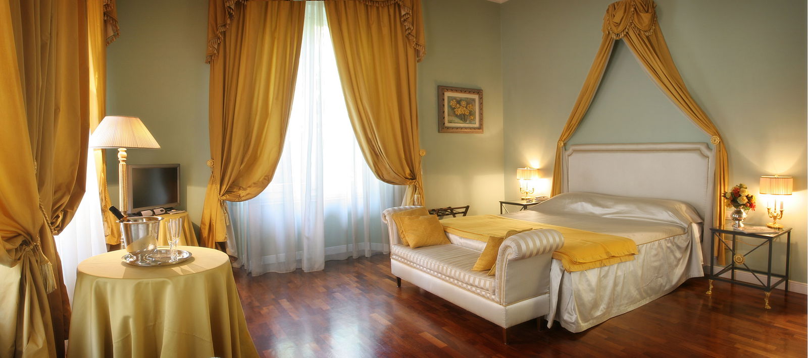 Romantic bedroom in Florence, Italy