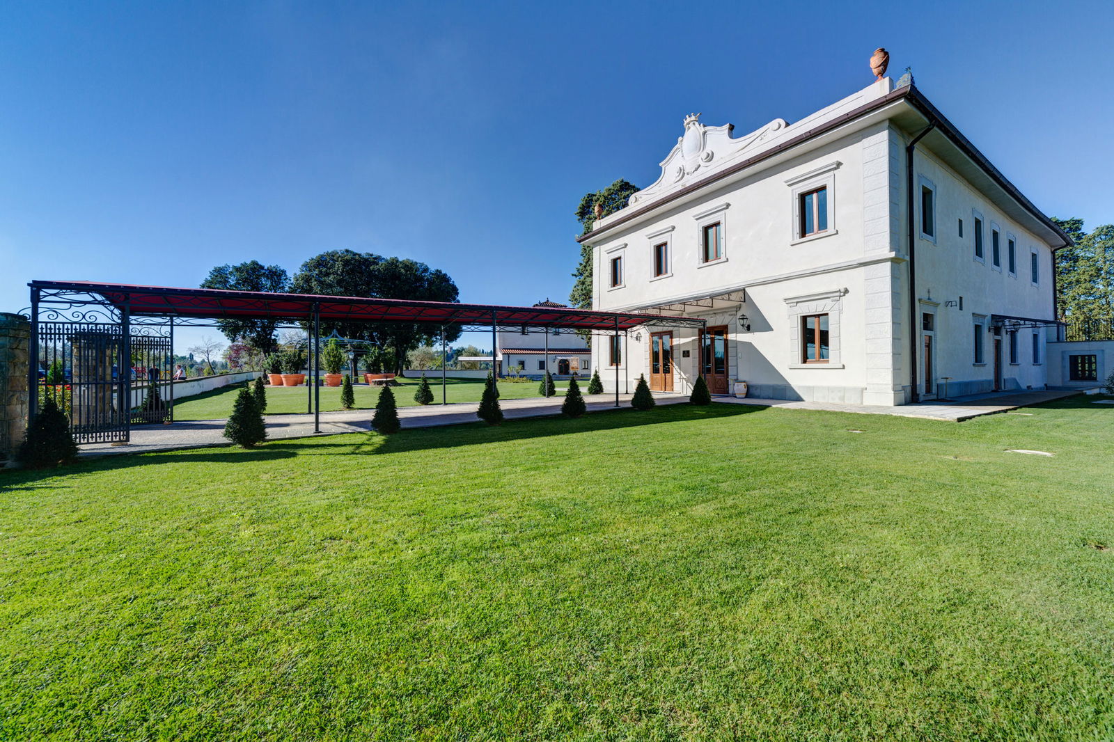 Medici villa rental with green garden near Florence