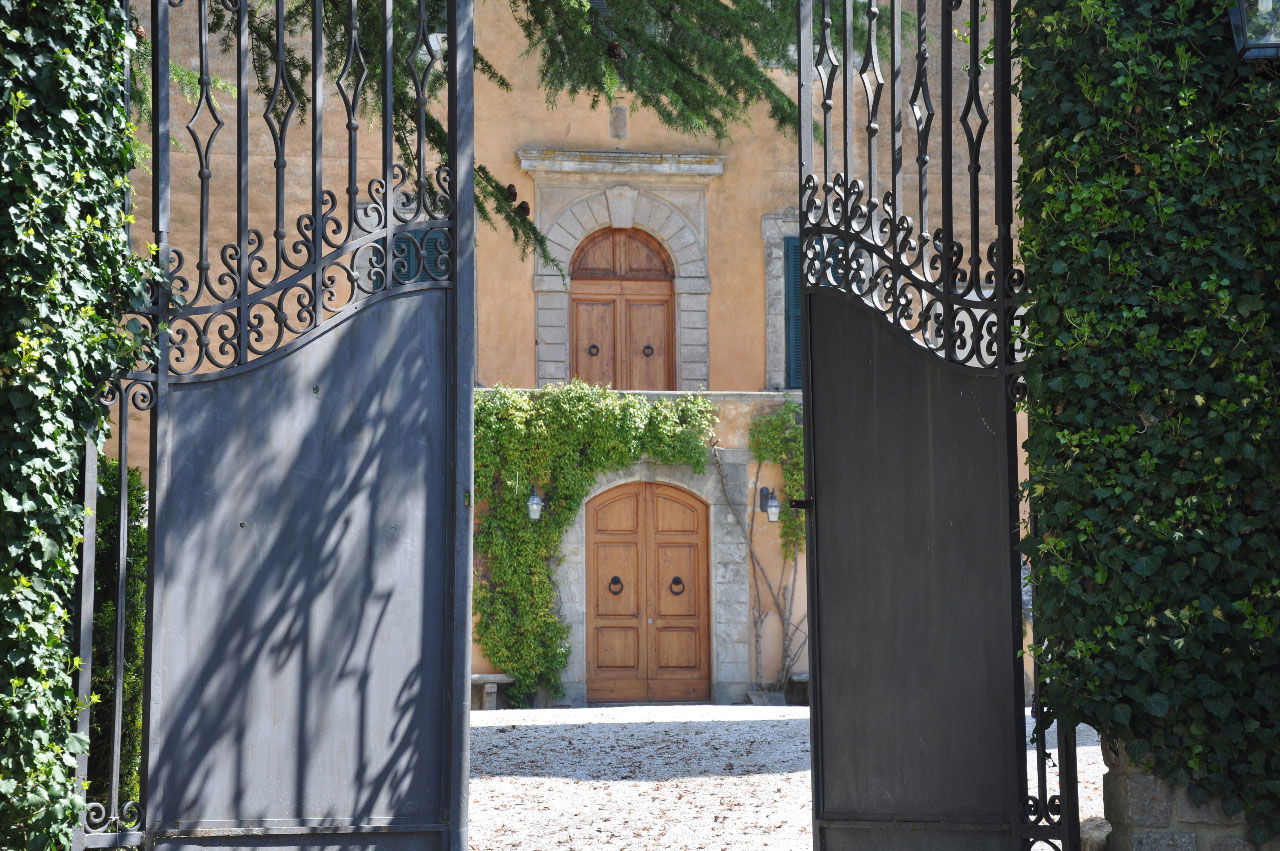 Front gate Villa Ulignano vacatin rental in Tuscany