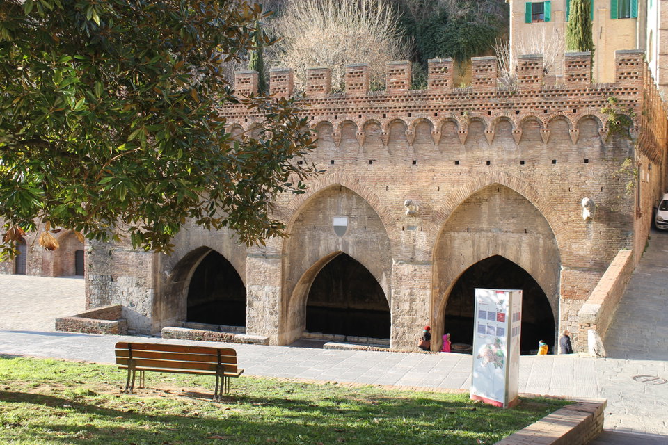 Discover the ancient fountains of Siena