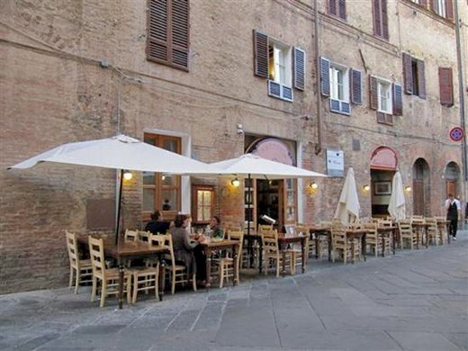 Eating out in Siena along Via Camollia