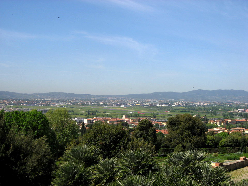 Flying in to Tuscany: main airports in Pisa and Florence