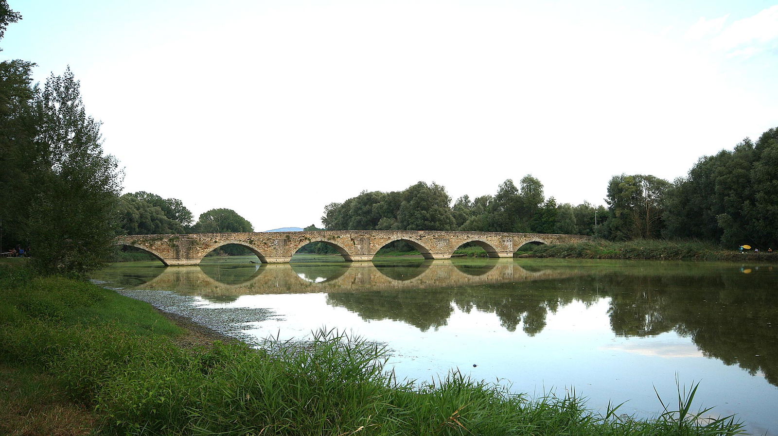 Is this the famous bridge in the painting the Mona Lisa?