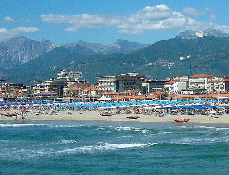 Beaches close to Lucca at Viareggio